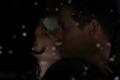 Le baiser que s'échangent Neela et Ray.