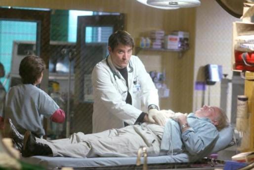 Kovac auscultant un patient.