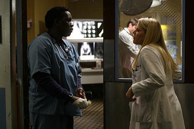 Discussion entre Hope et l'infirmier Malik.