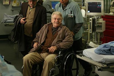 Le patient dans un fauteuil roulant.