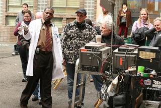 Sharif Atkins avec l'équipe de tournage.