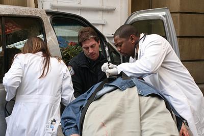 Pratt examine un patient.