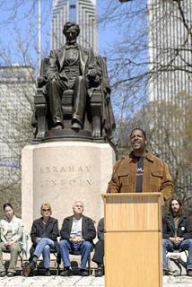 Le discours devant la statue d'Abraham Lincoln.