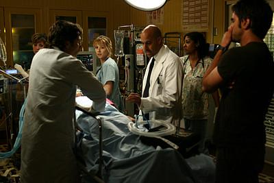 Dr Morretti s'occupe d'un patient.