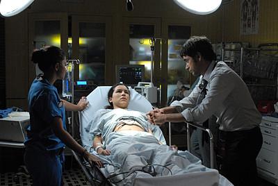 Neela et Gates avec une patiente.