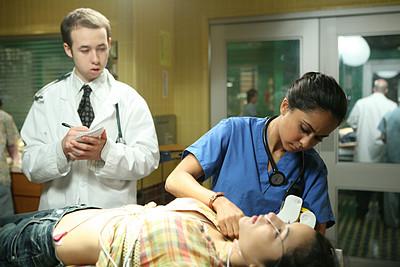 Neela examine le cou de la patiente.