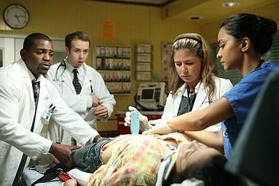 Harold, Gregory Pratt, Neela Rasgotra et Abby Lockhart s'occupant d'une patiente enceinte.