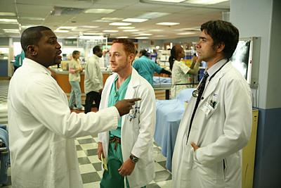 Morris, Gates et Pratt dans les couloirs de l'hôpital.