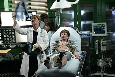 Lockhart regarde la radio de son jeune patient.