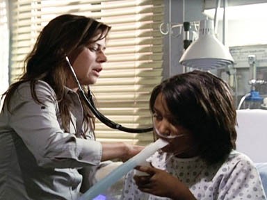 Lockhart auscultant une jeune patiente.