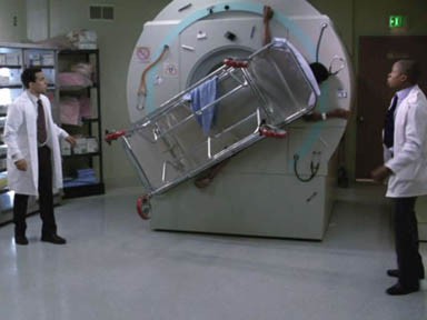 Un patient projeté sur l'IRM.