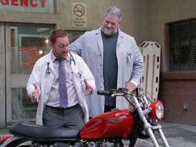 Morris découvre la moto de Jerry.
