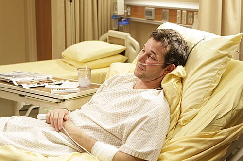 Carter dans son lit d'hôpital.