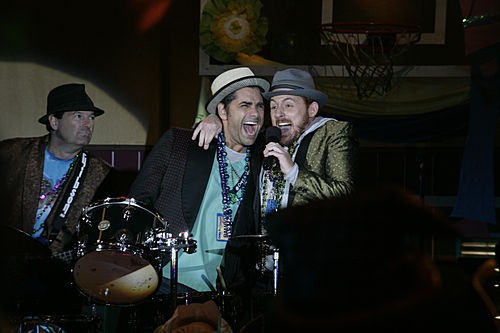 Tony et Archie chantant en duo.